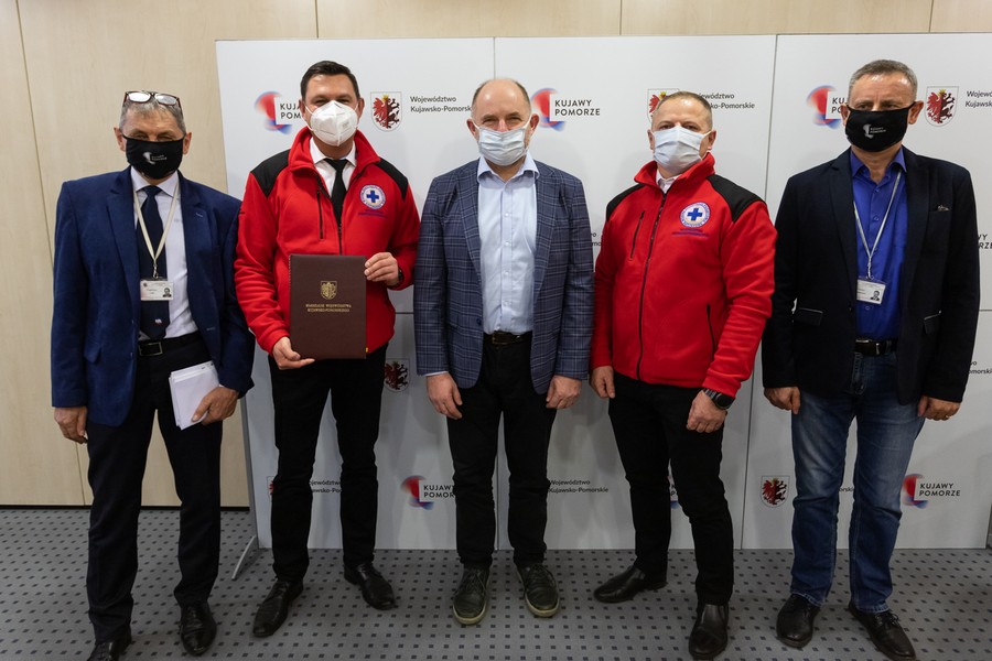 Uroczystość przekazania umowy o dofinansowanie szkoleń dla przyszłych ratowników wodnych, fot. Mikołaj Kuras dla UMWKP