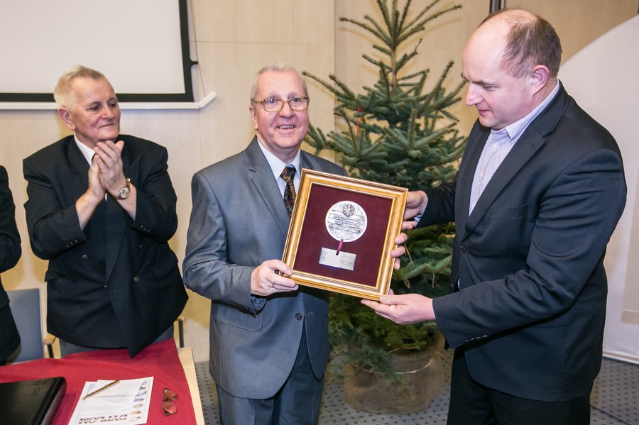 Ryszard Skrzeszewski odbiera z rąk marszałka Piotra Całbeckiego medal Unitas Durat Palatinatus Cuiaviano-Pomeraniensis, fot. Andrzej Goiński/UMWKP
