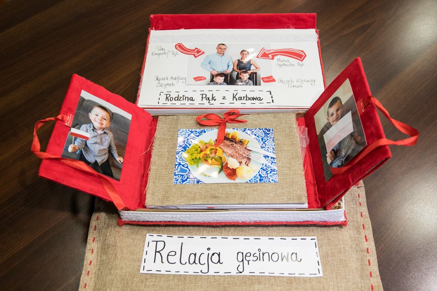 Zwycieską pracę w konkursie na relację z rodzinnego celebrowania Świeta Niepodległości, wykonana przez rodzinę Pąk z Kabowa (powiat Brodnicki). To ręcznie wykonany album ze zdjęciami, opisem świętowania i przepisem na danie z gęsiny. Fot. Andrzej Goiński/UMWK-P
