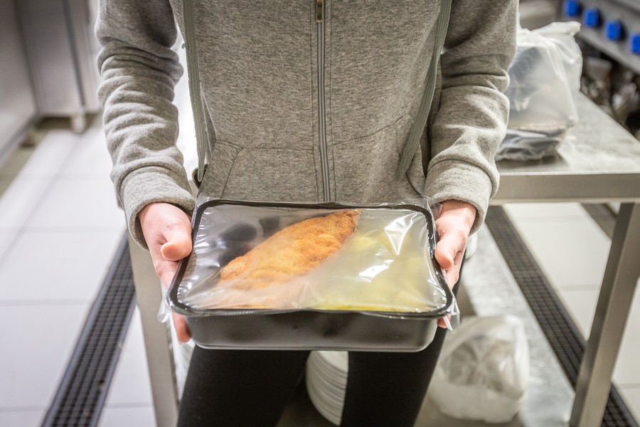 Przygotowana porcja obiadowa zapakowana na wynos w Bistro Katarzynka, fot. Szymon Zdziebło/tarantoga.pl dla UMWKP