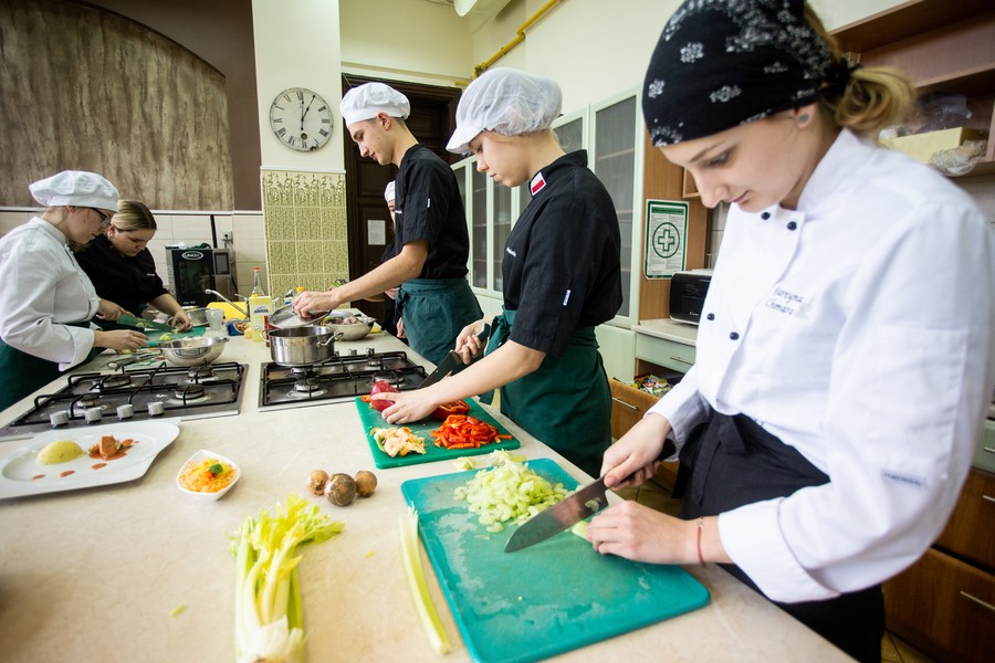 Uczniowie Zespołu Szkół Gastronomiczno-Hotelarskich w Bydgoszczy, fot. Filip Kowalkowski dla UMWKP