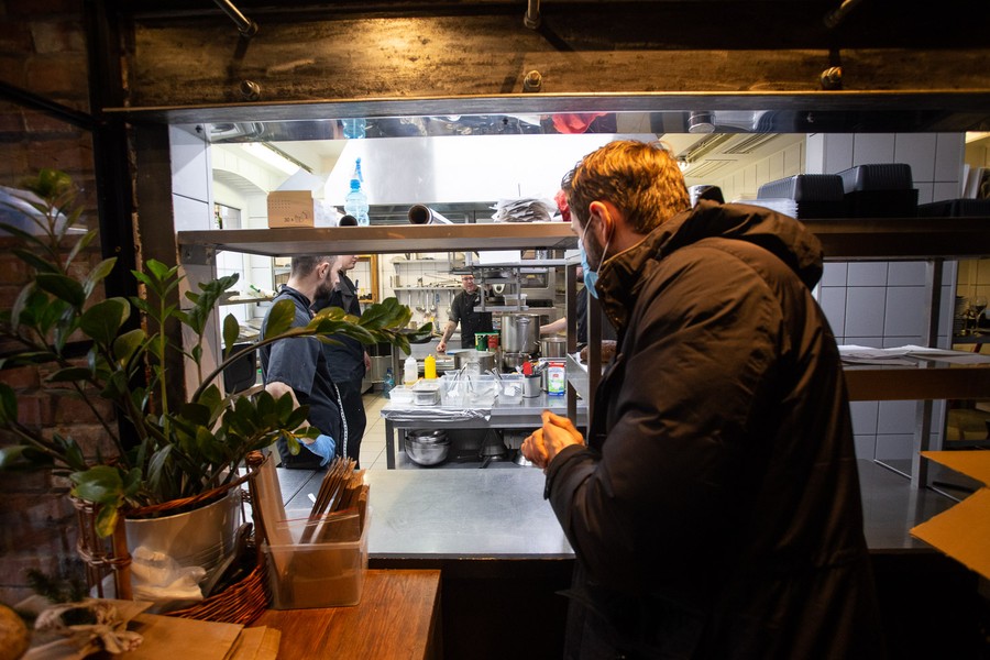 W ramach pakietu antykryzysowego uruchomiliśmy m.in. dopłaty do wynagrodzeń w gastronomi; na zdjęciu restauracja Czosnek i Oliwa w Bydgoszczy, fot. Filip Kowalkowski dla UMWKP