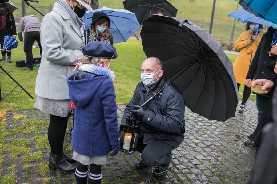 Marszałek Piotr Całbecki rozmawia z młodą harcerką trzymając Betlejemskie Światło Pokoju, fot. Andrzej Goiński/UMWKP