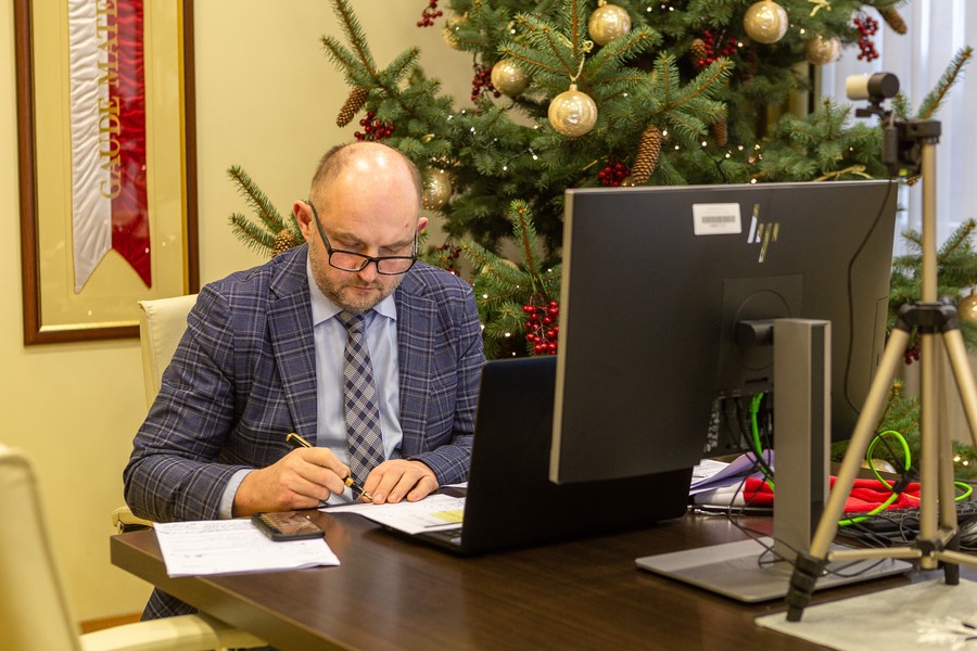 Marszałek Piotr Całbecki przed komputerem podczas telekonferencji Komisji Wspólna Rządu i Samorządu Terytorialnego, fot. Szymon Zdziebło/tarantoga.pl dla UMWKP
