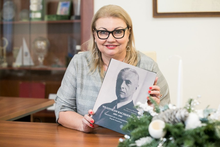 Przewodnicząca sejmiku województwa Elżbieta Piniewska prezentująca książkę - biografię prezydenta Raczkiewicza, fot. Andrzej Goiński/UMWKP