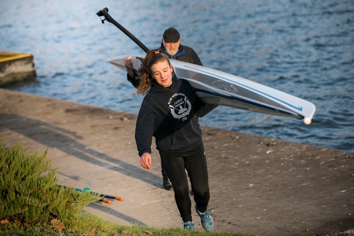 Patrycja Domalska z kajakiem, fot. Andrzej Goiński/UMWKP