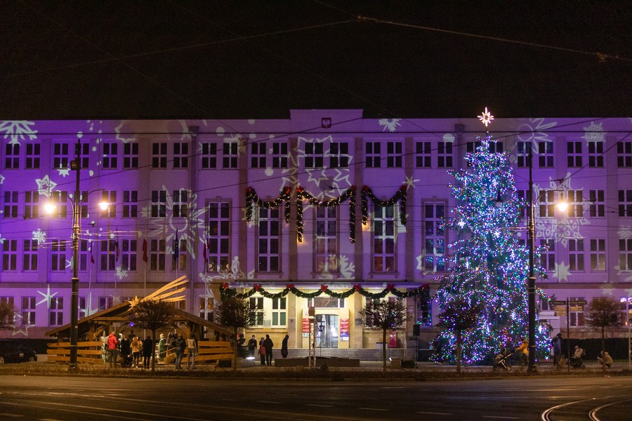 Włączone świąteczne iluminacje przed Urzędem Marszałkowskim, fot. Mikołaj Kuras dla UMWKP