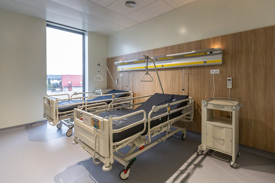 Kierownictwo Wojewódzkiego Szpitala Zespolonego w Toruniu odebrało klucze do oddziału zakaźnego w nowym kompleksie lecznicy na Bielanach; fot. Szymon Zdziebło/tarantoga.pl dla UMWKP