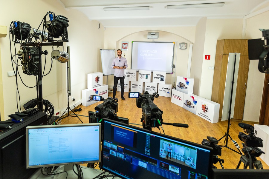 Lekcja języka angielskiego w Kujawsko-Pomorskiej Szkole Internetowej, fot. Szymon Zdziebło/tarantoga.pl dla UMWKP