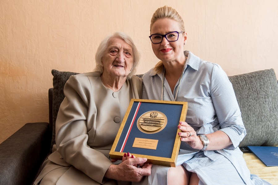 Helena Grzywaczewska wraz członkiem zarządu województwa Anetą Jędrzejewską trzyma medal Unitas Durat Palatinatus Cuiaviano-Pomeraniensis, fot. Łukasz Piecyk dla UMWKP