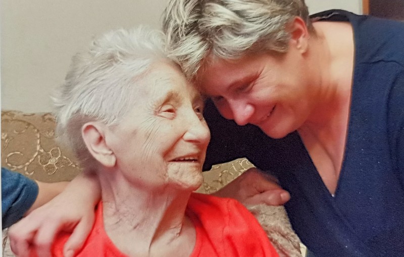 Lidwina Cywińska w towarzystwie jednej z córek, fot. nadesłana przez rodzinę