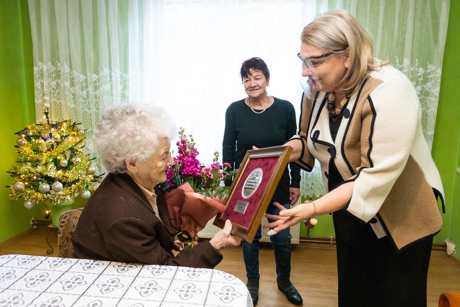 Przewodnicząca Sejmiku województwa Elżbieta Piniewska wręcza medal pani Karolinie Bujak, fot. Mikołaj Kuras dla UMWKP