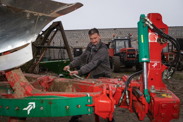 Zbigniew Augustyn reperujący pług, fot. Mikołaj Kuras dla UMWKP