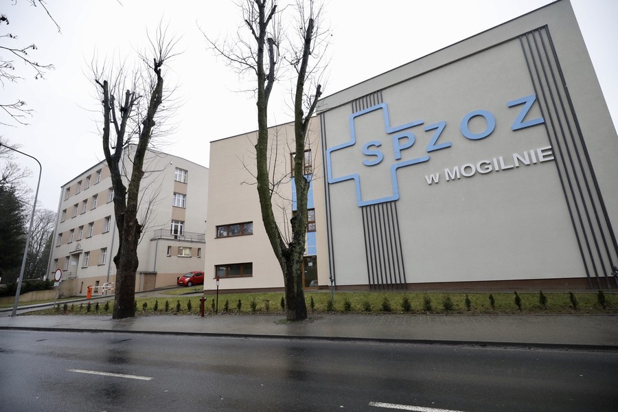 Budynek nowo wyremontowanego oddziału wewnętrznego w szpitalu powiatowym w Mogilnie, fot. Andrzej Goiński/UMWKP