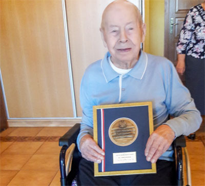 Jan Ciemnoczołowski z medalem marszałka, fot. archiwum UMWKP