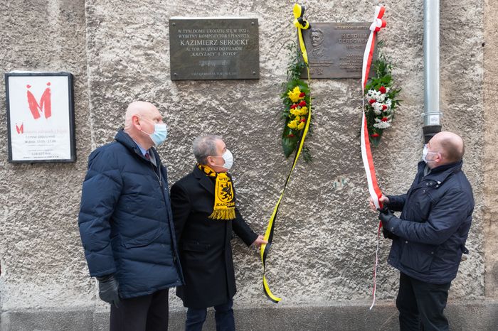 Marszałek Piotr Całbecki wspólnie z Prezesem Zrzeszenia Kaszubsko-Pomorskiego Janem Wyrowińskim odsłaniają tablicę poświęconą pamięci Hieronima Derdowskiego, fot. Mikołaj Kuras dla UMWKP