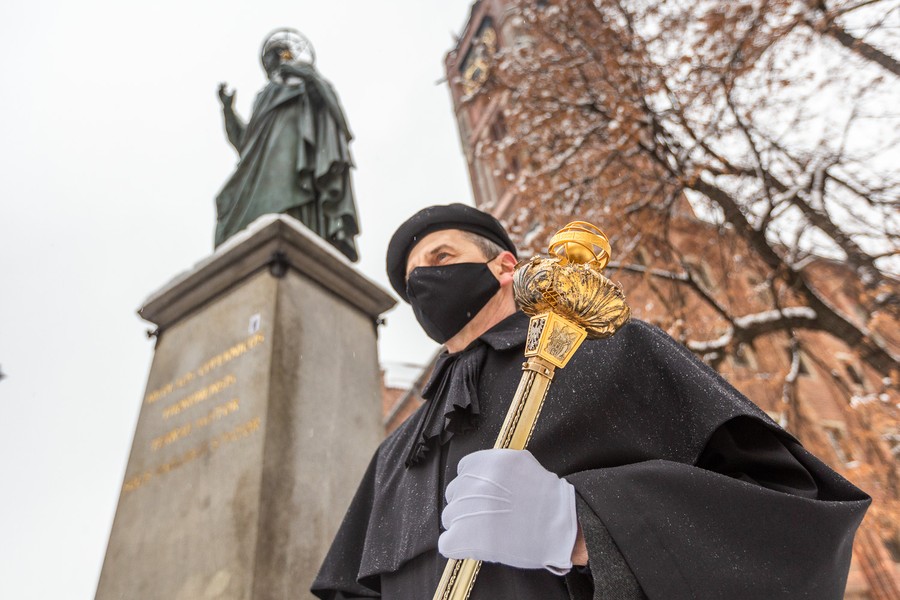 Złożenie kwiatów pod pomnikiem Mikołaja Kopernika, fot. Szymon Zdziebło/tarantoga.pl dla UMWKP