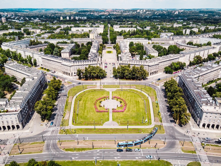 Nowa Huta - widok na Plac Centralny, fot. Piotr Tomaszewski-Guillon za pośrednictwem Wikipedia.org, linecja: https://creativecommons.org/licenses/by-sa/4.0/deed.pl