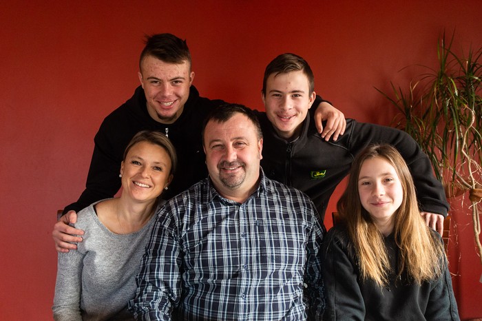 Zdjęcie rodzinne państwa Saganowskich z dziećmi, fot. Filip Kowalkowski dla UMWKP