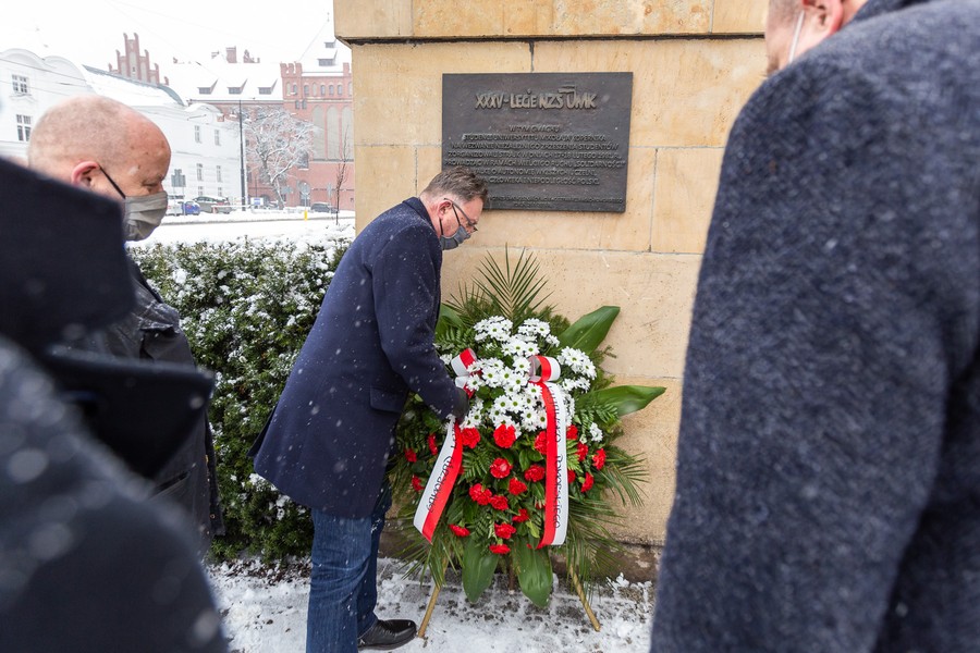 Złożenie kwiatów pod tablicą upamiętniającą 35-lecie NZS UMK, fot. Szymon Zdziebło/tarantoga.pl dla UMWKP