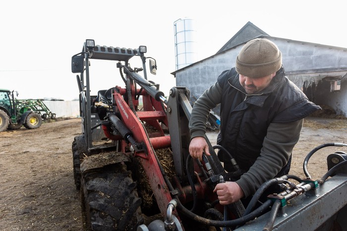 Artur Saganowski podłączający przewód wysokociśnieniowy w miniładowarce, fot. Filip Kowalkowski dla UMWKP