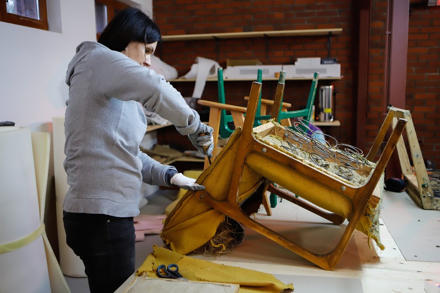 Specjaliści z Kawiarenki Stajnia na toruńskiej Barbarce naprawią nie używane przedmioty i znajdą im nowych właścicieli, fot. Mikołaj Kuras dla UMWK-P