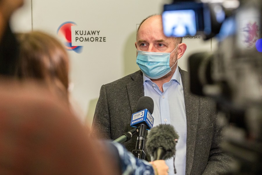 Marszałek Piotr Całbecki przedstawia dziennikarzom apel do medyków, fot. Szymon Zdziebło/tarantoga.pl dla UMWKP