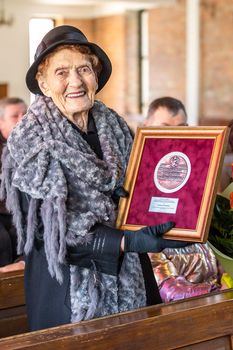 Czesława Borkowska z medalem Unitas Durat, fot. Szymon Zdziebło/tarantoga.pl dla UMWKP