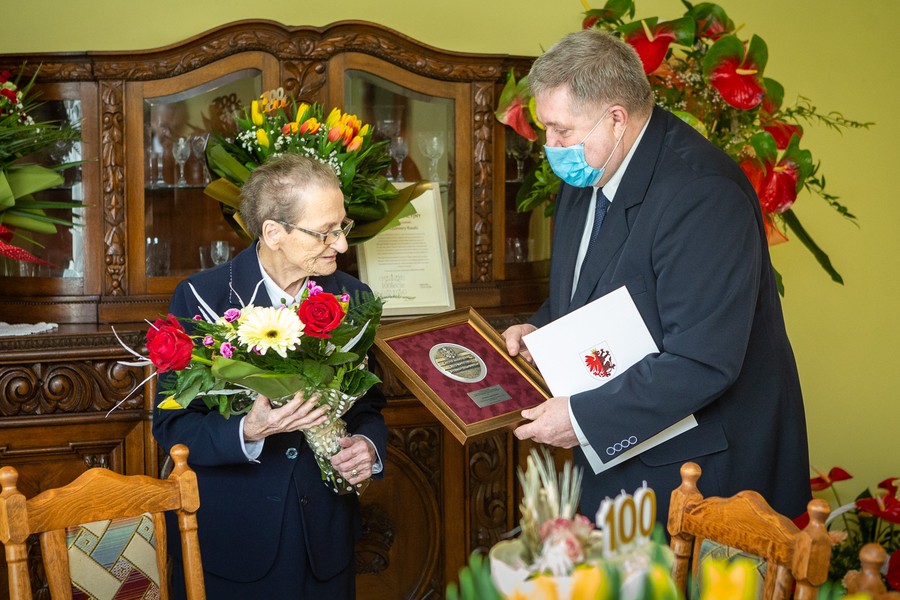 Wręczenie medalu pani Kazimierze Agacie Raszce, fot. Szymon Zdziebło tarantoga.pl dla UMWKP