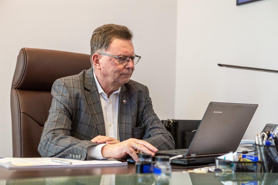 Konsultacje KPO: prezentacji minister Małgorzaty Jarosińskiej-Jedynak przysłuchuje się wicemarszałek Zbigniew Ostrowski, fot. Szymon Zdziebło/tarantoga.pl dla UMWKP