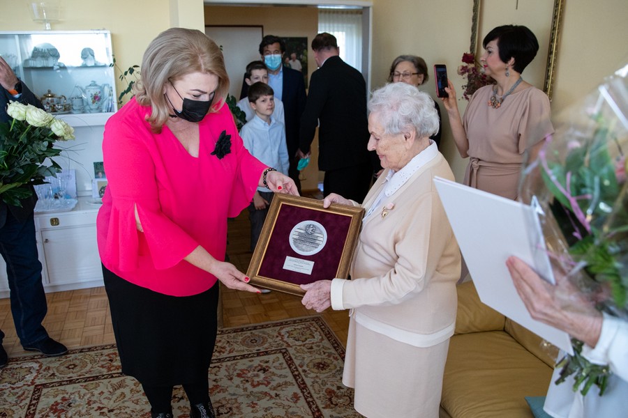 Wręczenie medalu Unitas Durat Helenie Ksiąszce, fot. Andrzej Goiński/UMWKP