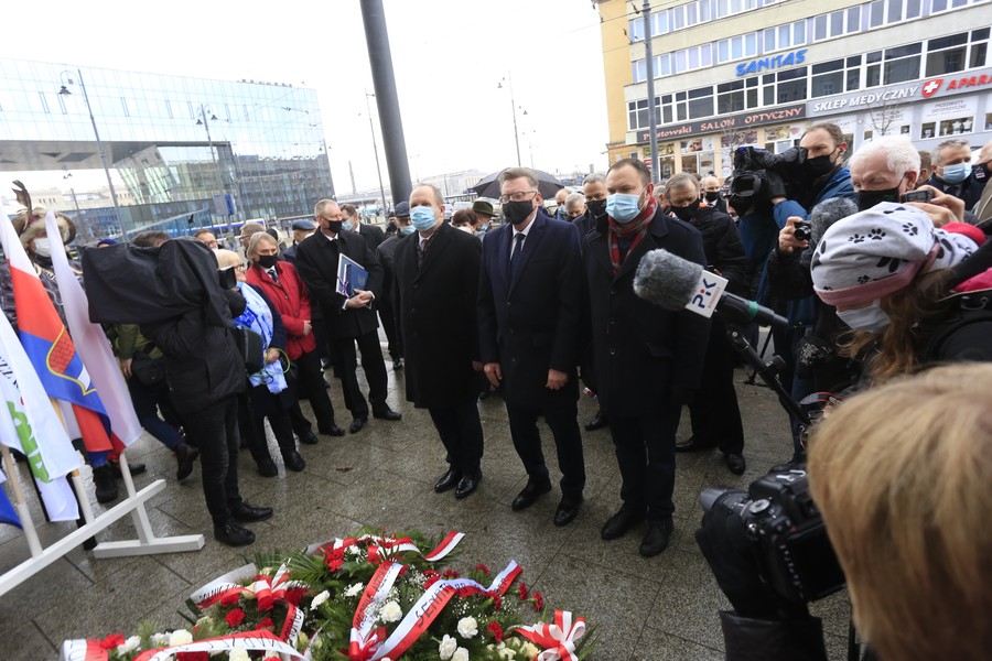 Obchody 40. rocznicy Bydgoskiego Marca, kwiaty pod tablicą upamiętniającą strajk chłopski, fot. Filip Kowalkowski dla UMWKP