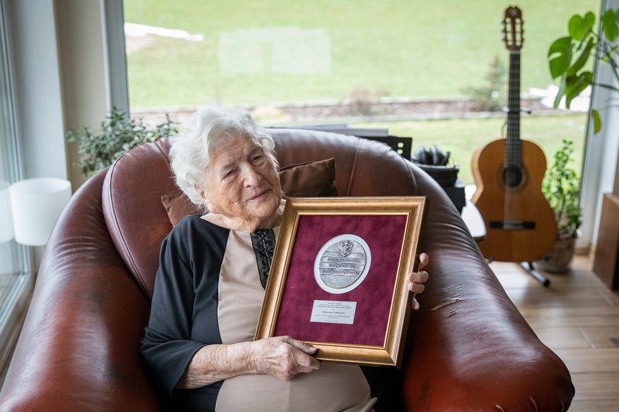 Władysława Ziółkowska z medalem Unitas Durat, fot. Andrzej Goiński/UMWKP