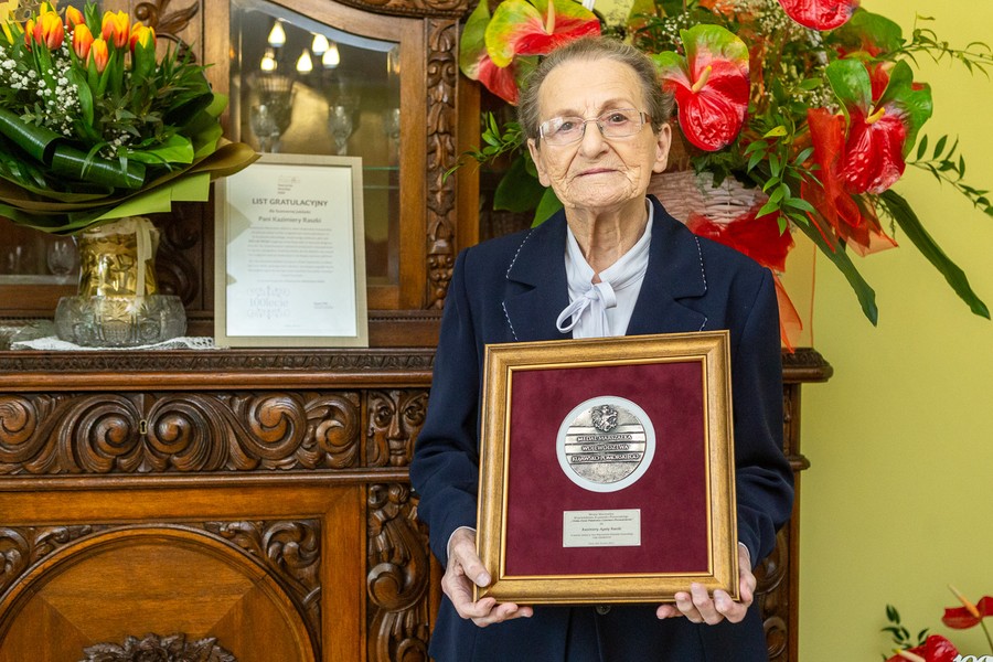 Wręczenie medalu pani Kazimierze Agacie Raszce, fot. Szymon Zdziebło/tarantoga.pl dla UMWKP