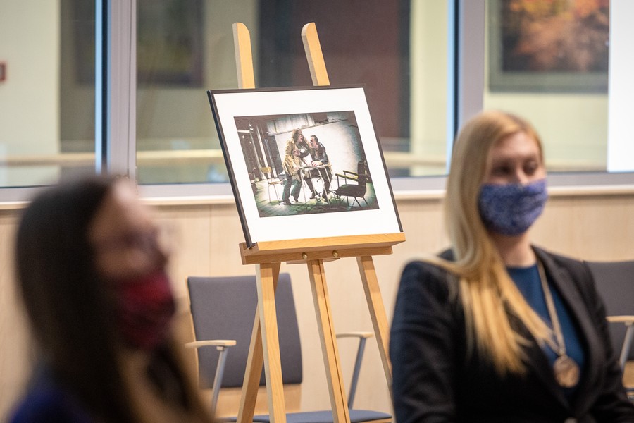 Wystawa prac podczas marcowej gali wręczenia stypendiów, fot. Szymon Zdziebło/tarantoga.pl dla UMWKP