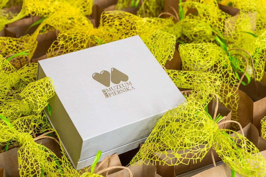 Świąteczne podarunki dla nestorów, fot. Szymon Zdziebło tarantoga.pl dla UMWKP