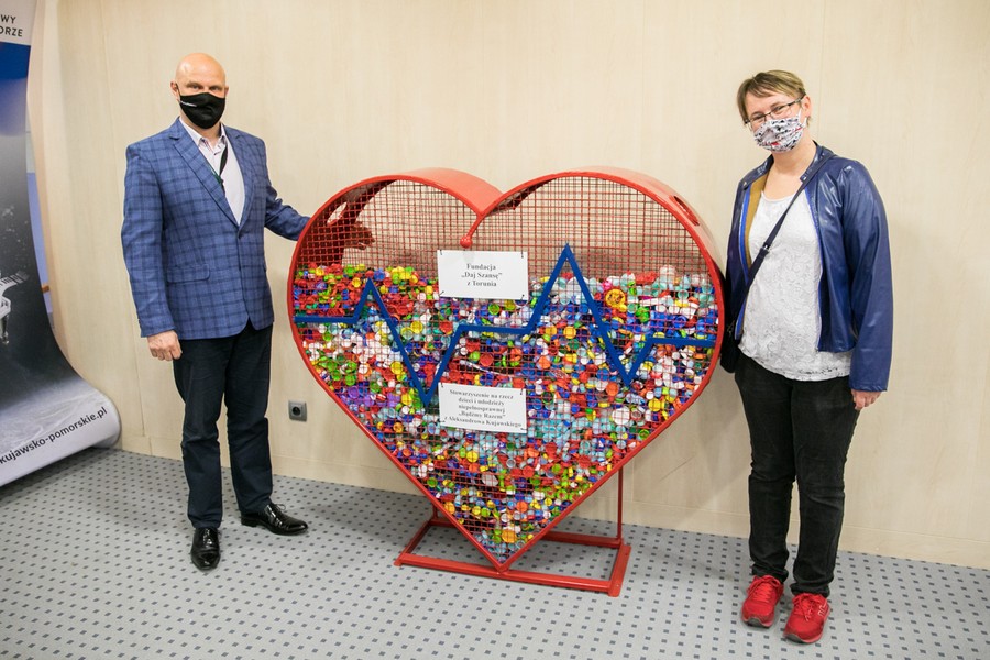 Przekazanie nakrętek przedstawicielom stowarzyszenia „Bądźmy Razem” z Aleksandrowa Kujawskiego, fot. Andrzej Goiński/UMWKP