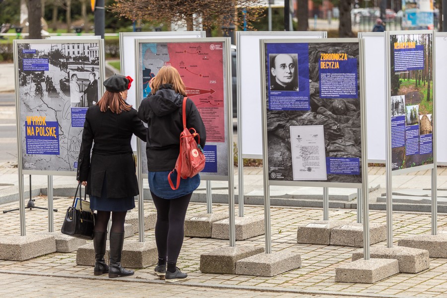Otwarcie wystawy z okazji 81. rocznicy zbrodni katyńskiej w Toruniu, fot. Szymon Zdziebło/tarantoga.pl dla UMWKP