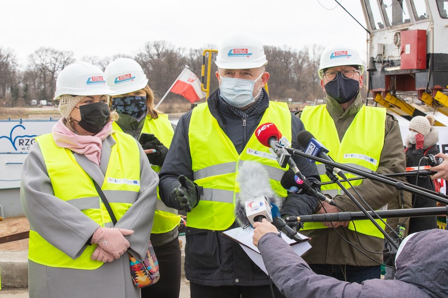 Konferencja prasowa na nabrzeżu wiślanym w Chełmnie oraz przeładunek kontenerów, fot. Mikołaj Kuras dla UMWKP