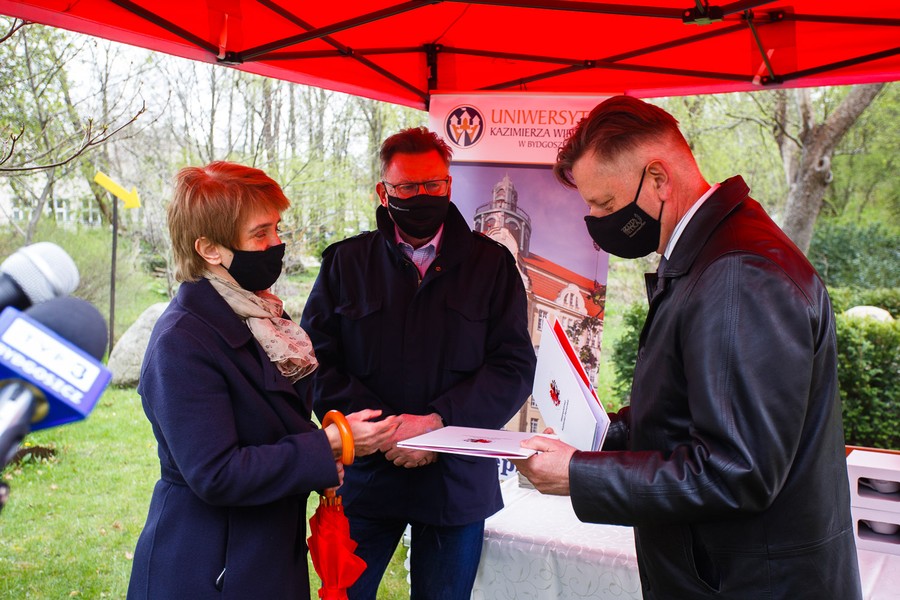 Uroczystość wręczenia umowy na dofinansowanie rewitalizacji Ogrodu Botanicznego UKW, fot Filip Kowalkowski dla UMWKP