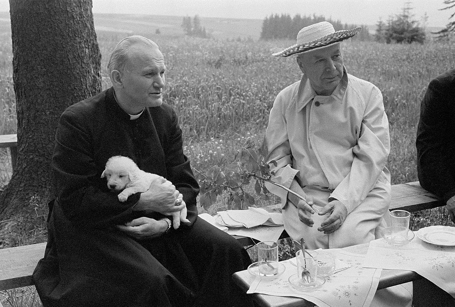 Prymas Stefan Wyszyński i kardynał Karol Wojtyła w Bachledówce na Podhalu, fot. ze zbiorów Instytutu Prymasowskiego Stefana Kardynała Wyszyńskiego w Warszawie