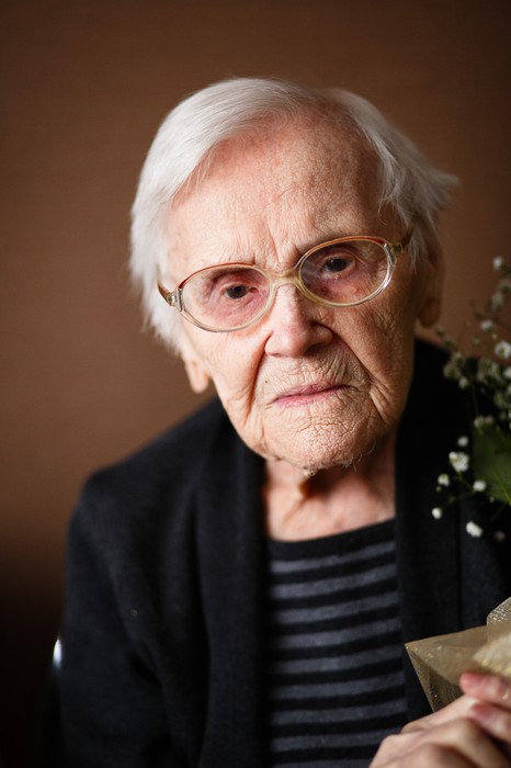 Wręczenie medalu pani Helenie Kozłowskiej, fot Filip Kowalkowski dla UMWKP