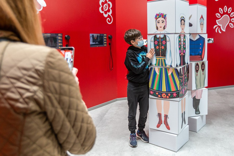 Zwiedzanie interaktywnej wystawy multimedialnej „Wahadło Czasu” w Brześciu Kujawskim, fot. Szymon Zdziebło/tarantoga.pl dla UMWKP