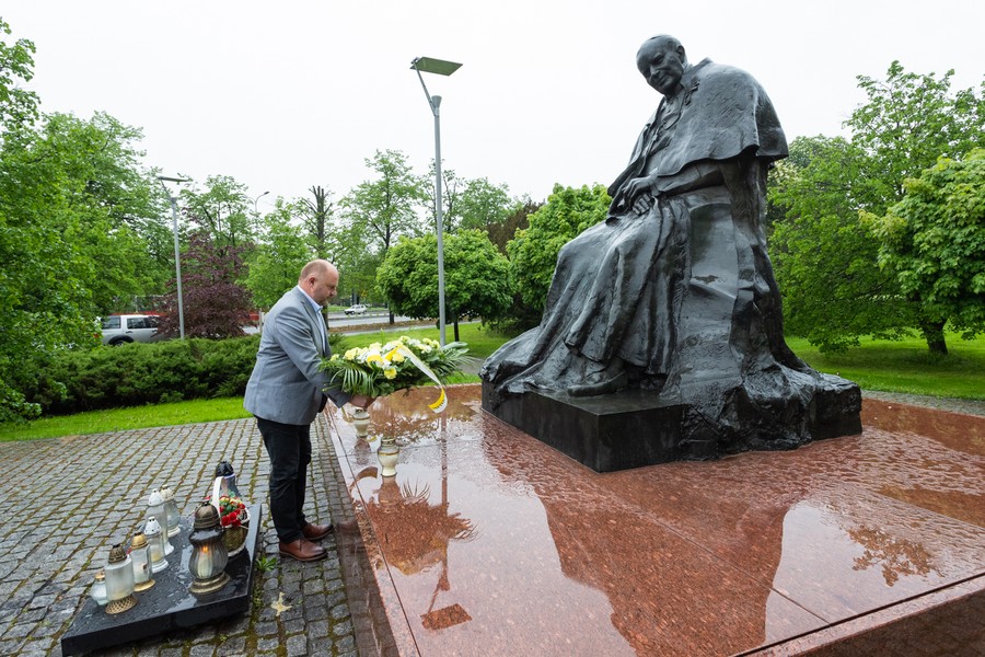 Złożenie kwiatów pod pomnikiem świętego Jana Pawła II, fot. Mikołaj Kuras dla UMWKP