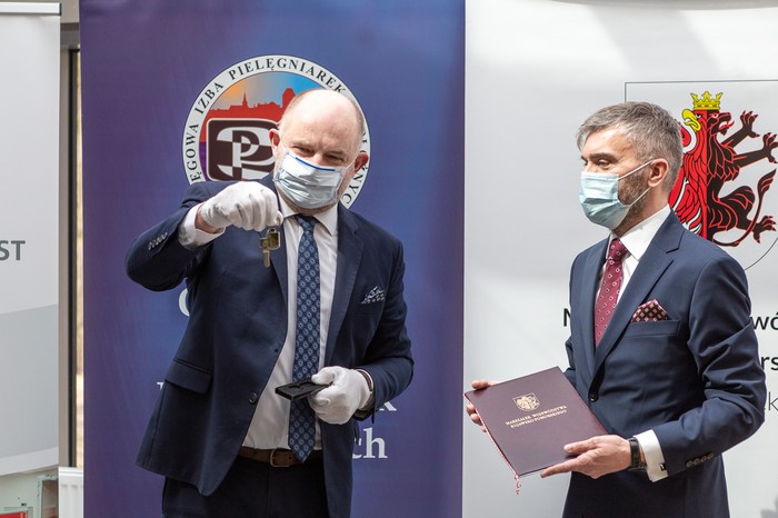 Marszałek Piotr Całbecki przekazuje Tomaszowi Krzysztyniakowi klucze do nowego budynku hospicjum, fot. Szymon Zdziebło/tarantoga.pl dla UMWKP