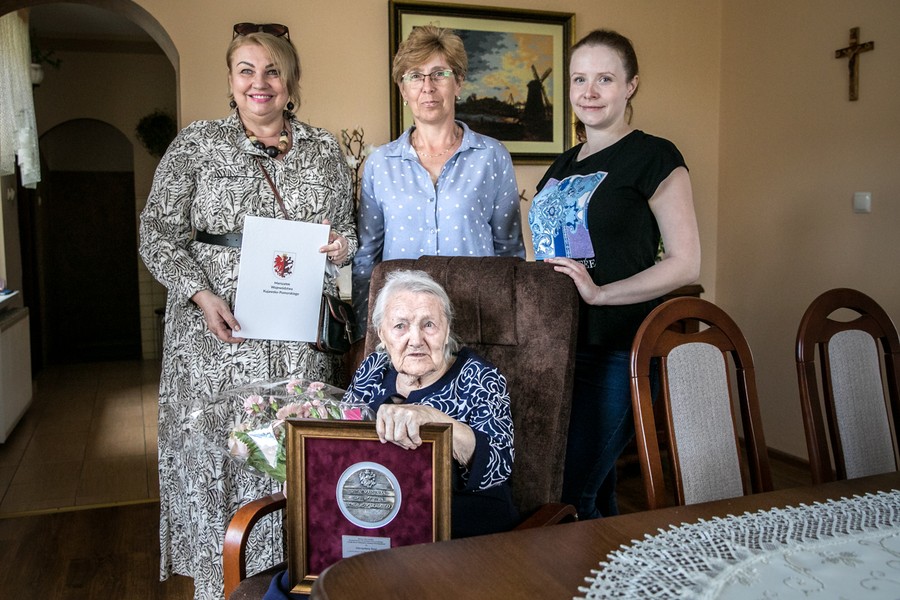 Wręczenie medalu Unitas Durat pani Mieczysławie Rataj, fot. Andrzej Goiński UMWKP