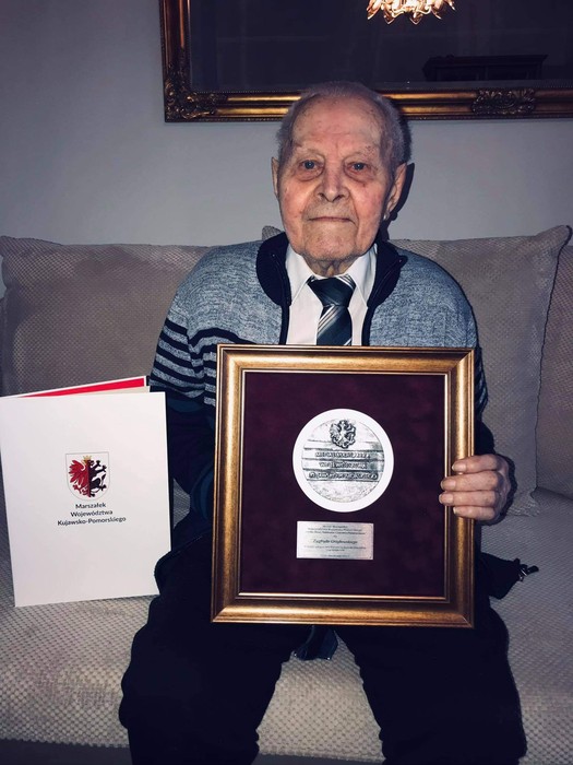 Zygfryd Grzybowski z medalem Unitas Durat, fot. nadesłane przez rodzinę