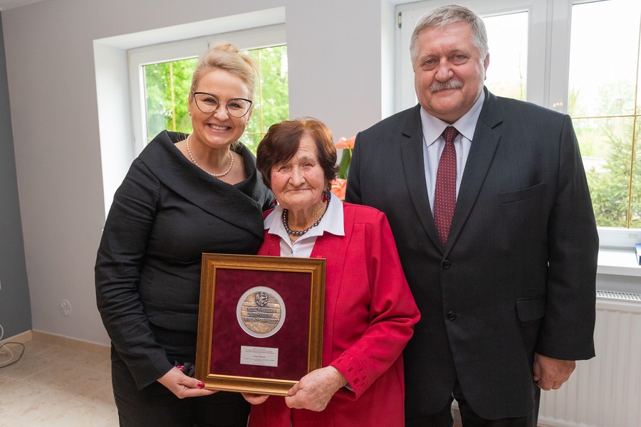 Wręczenie marszałkowskiego medalu pani Irenie Walczak, fot. Mikołaj Kuras dla UMWKP