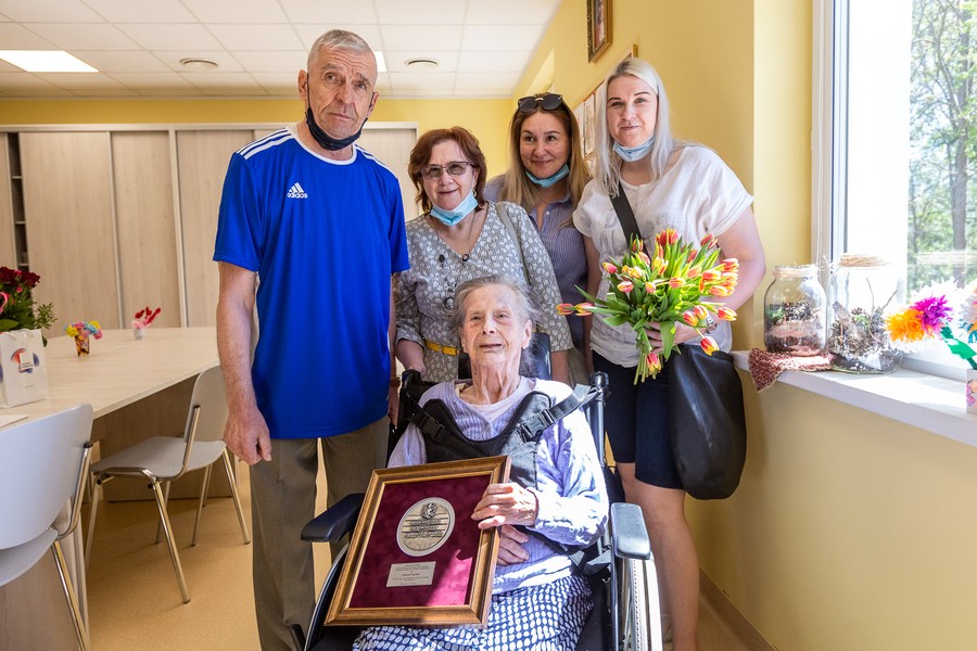 Wręczenie medalu Unitas Durat pani Helenie Brzyckiej, fot. Szymon Zdziebło tarantoga.pl dla UMWKP