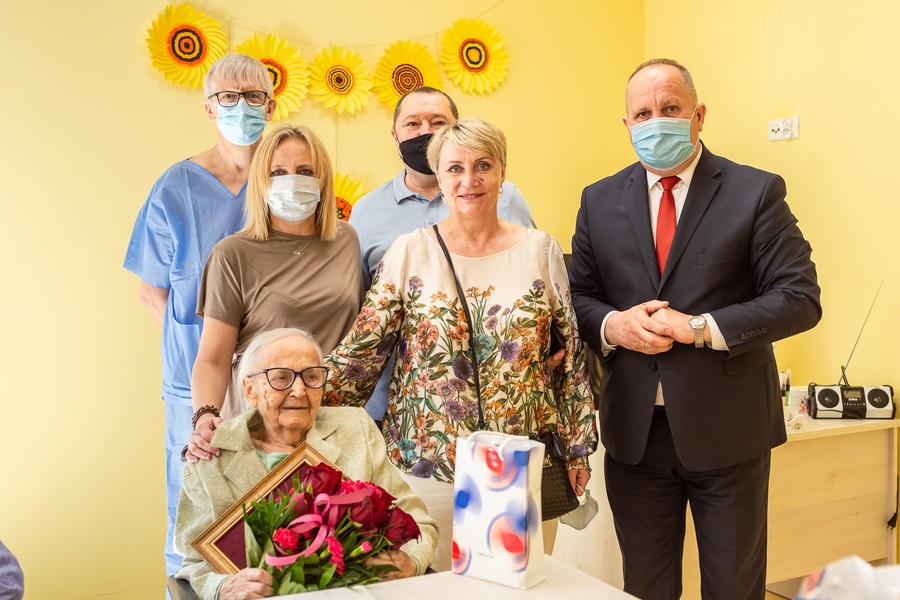 Wręczenie medalu pani Anieli Hałas, fot. Szymon Zdziebło tarantoga.pl dla UMWKP